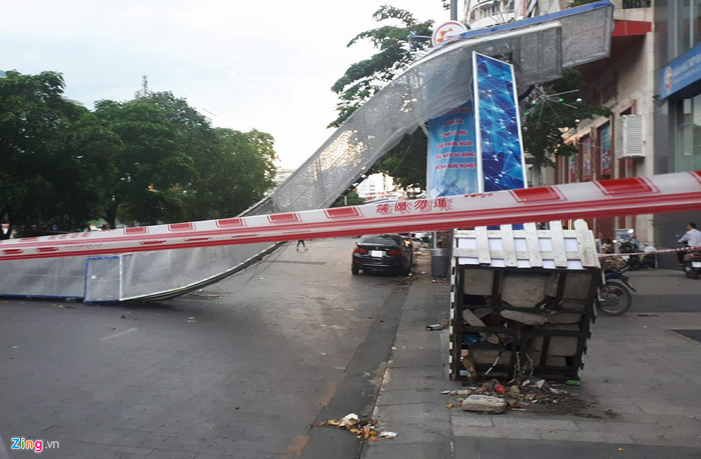 Hiện trường cổng chào phố đi bộ Nguyễn Huệ đổ sập, đè người đi đường